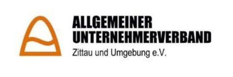 Logo des Allgemeinen Unternehmerverbandes Zittau und Umgebung e. V. Links befindet sich ein orangefarbenes Symbol, das oben wie ein abgerundetes Dreieck aussieht, mit einer geschwungenen horizontalen Linie im Inneren. Rechts daneben steht oben in fetten Großbuchstaben: „ALLGEMEINER UNTERNEHMERVERBAND“ und unten in kleinerer Schrift: „Zittau und Umgebung e. V.“.